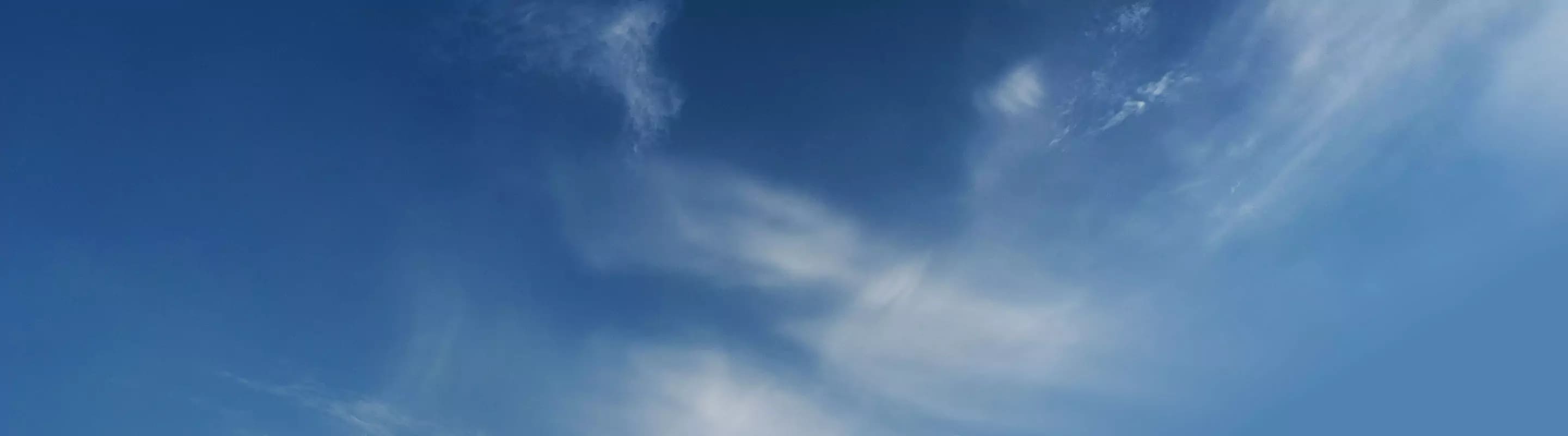 ciel bleu avec des nuages épars